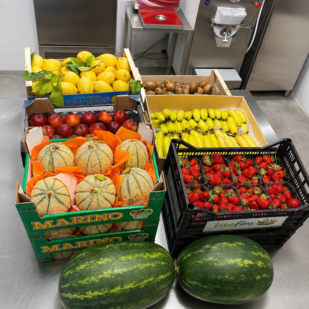 Frutta fresca di stagione nel laboratorio Santo Gelato
