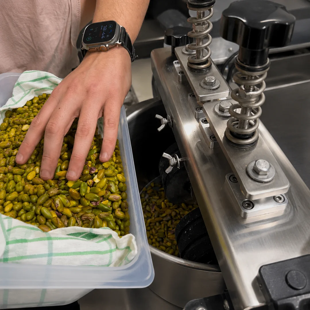 Lavorazione dei pistacchi nel mulino a pietra di Santo Gelato