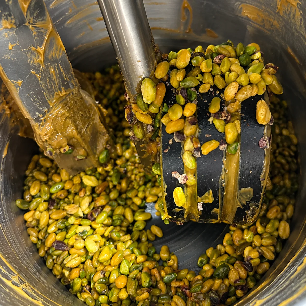 Pistacchi macinati nel mulino a pietra di Santo Gelato per la pasta pura